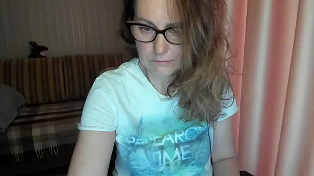 Snapshot of lauraoven chatting on April 29, 6:50 am lauraoven online show from April 29, 6:50 am