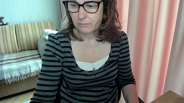 Snapshot of lauraoven chatting on May 4, 8:43 am lauraoven online show from May 4, 8:43 am
