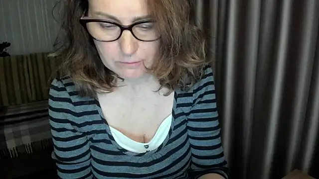 Snapshot of lauraoven chatting on May 5, 6:16 pm lauraoven online show from May 5, 6:16 pm