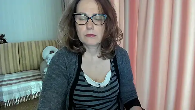 Snapshot of lauraoven chatting on May 7, 7:47 am lauraoven online show from May 7, 7:47 am