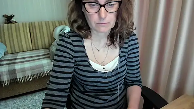 Snapshot of lauraoven chatting on May 29, 7:17 am lauraoven online show from May 29, 7:17 am