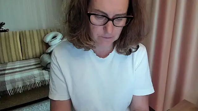 Snapshot of lauraoven chatting on June 9, 8:15 am lauraoven online show from June 9, 8:15 am