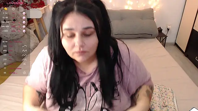 Snapshot of naughtykiss chatting on December 18, 6:53 am naughtykiss online show from December 18, 6:53 am