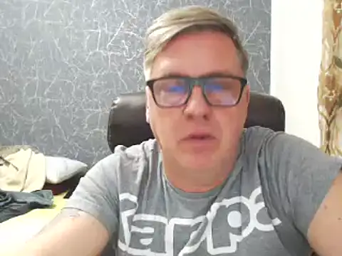 Snapshot of RobertStripX chatting on February 3, 2:45 pm RobertStripX online show from February 3, 2:45 pm