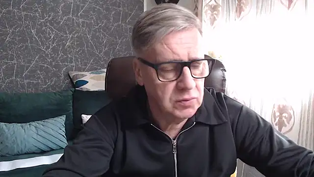 Snapshot of RobertStripX chatting on March 1, 8:27 am RobertStripX online show from March 1, 8:27 am