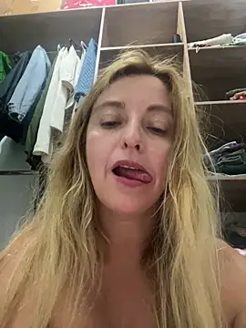 Snapshot of moniquerainx chatting on April 21, 3:46 am moniquerainx online show from April 21, 3:46 am