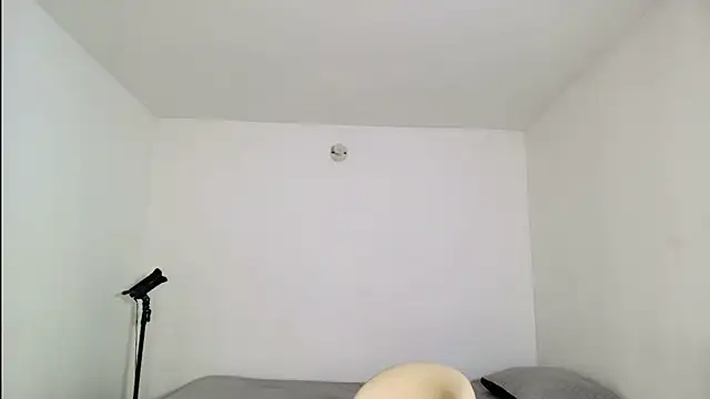 SARA TS FOX online show from December 2, 1:44 am