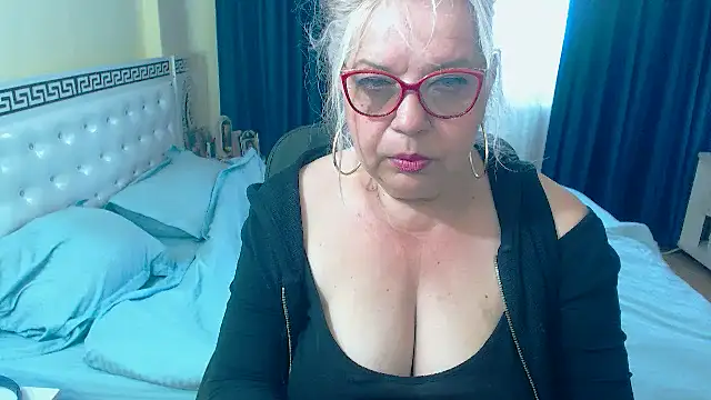 Snapshot of SonyaHotMilf chatting on May 14, 11:06 am SonyaHotMilf online show from May 14, 11:06 am