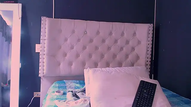 Snapshot of valen_thompson chatting on December 30, 7:21 pm valen thompson online show from December 30, 7:21 pm