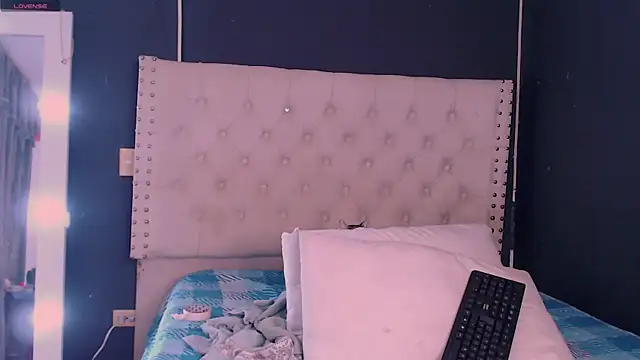 Snapshot of valen_thompson chatting on December 31, 1:26 am valen thompson online show from December 31, 1:26 am