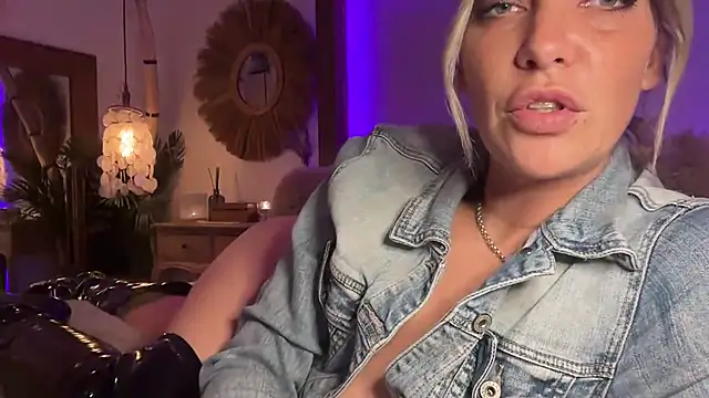 cyberchickie maria online show from February 23, 8:55 pm
