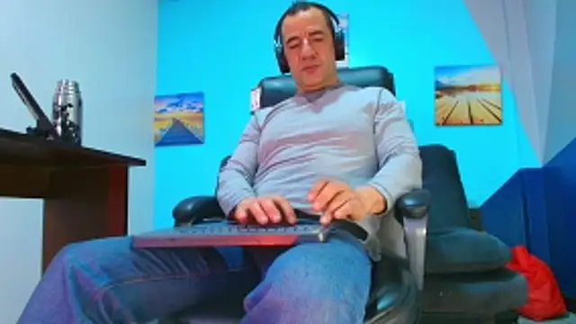 Snapshot of juanses_n_toro chatting on November 14, 12:37 pm juanses n toro online show from November 14, 12:37 pm