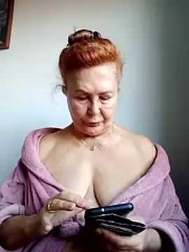 Snapshot of Hottie-Mom chatting on October 31, 8:48 am Hottie-Mom online show from October 31, 8:48 am