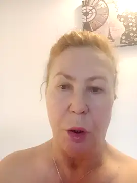 Snapshot of Hottie-Mom chatting on November 17, 7:36 am Hottie-Mom online show from November 17, 7:36 am