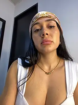LaanaCooper online show from February 15, 7:50 pm