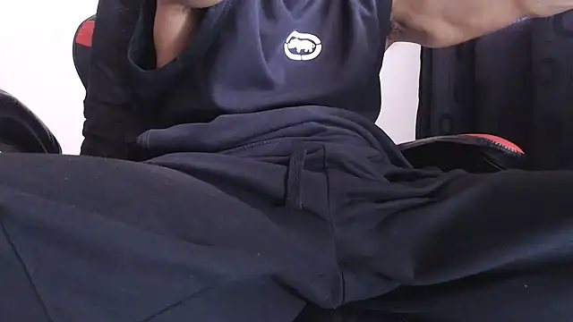 Snapshot of ErosFindomKing chatting on October 13, 8:31 pm ErosFindomKing online show from October 13, 8:31 pm