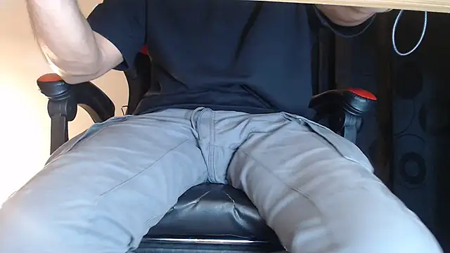 Snapshot of ErosFindomKing chatting on November 17, 2:17 am ErosFindomKing online show from November 17, 2:17 am