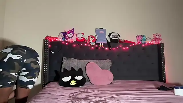 Snapshot of Cum2Charm chatting on October 9, 1:25 am Cum2Charm online show from October 9, 1:25 am