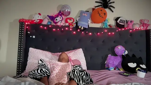 Snapshot of Cum2Charm chatting on October 31, 2:40 pm Cum2Charm online show from October 31, 2:40 pm