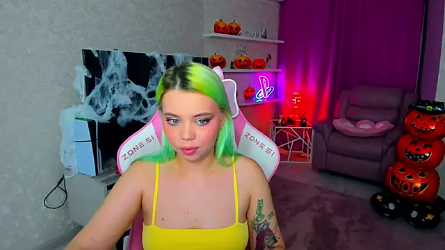 Snapshot of EnergyBunny_1 chatting on October 30, 5:13 pm EnergyBunny 1 online show from October 30, 5:13 pm