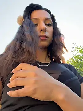 MiaQueen  online show from August 6, 2:30 pm