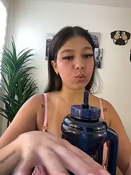 Snapshot of Alyshanon18 chatting on October 31, 3:35 pm Alyshanon18 online show from October 31, 3:35 pm