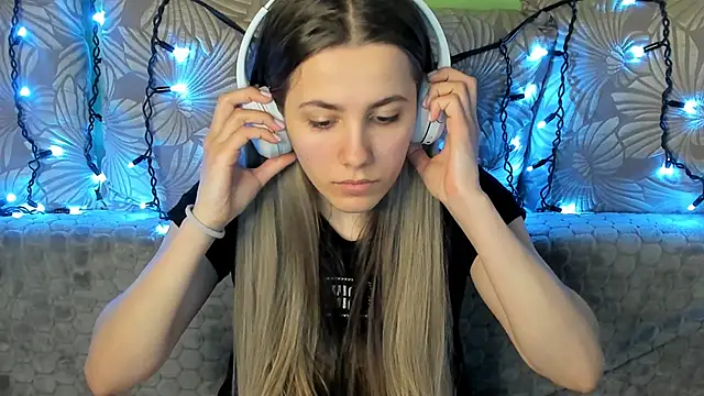 MaggieCake online show from February 24, 8:27 am