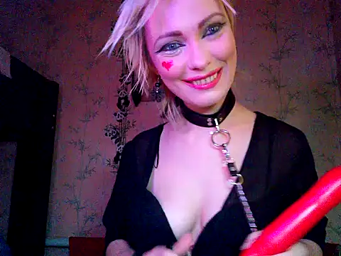 WildMissNiks online show from November 3, 8:15 am