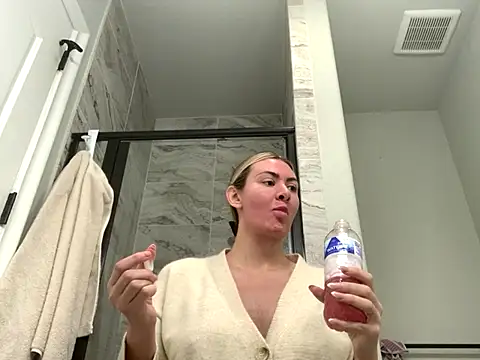 Snapshot of Alyssa_rhoades chatting on November 28, 9:28 pm Alyssa rhoades online show from November 28, 9:28 pm