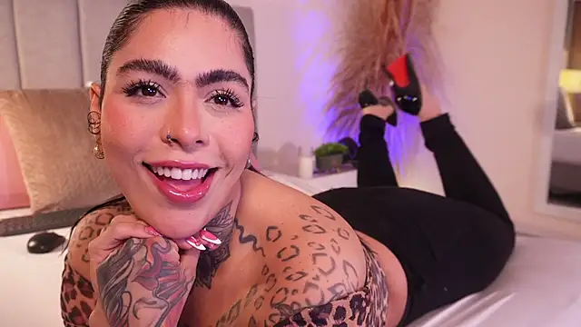 Snapshot of curvyliciousss chatting on October 11, 4:49 pm curvyliciousss online show from October 11, 4:49 pm