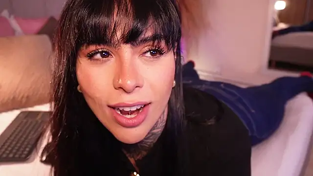 Snapshot of curvyliciousss chatting on October 21, 4:19 pm curvyliciousss online show from October 21, 4:19 pm