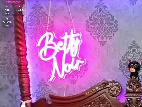Snapshot of BettyNoir chatting on October 17, 6:49 am BettyNoir online show from October 17, 6:49 am