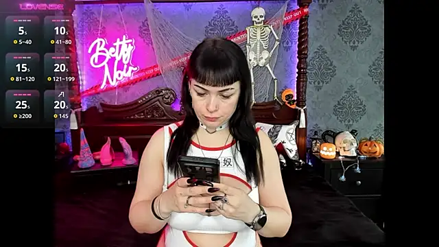 Snapshot of BettyNoir chatting on October 23, 9:08 am BettyNoir online show from October 23, 9:08 am