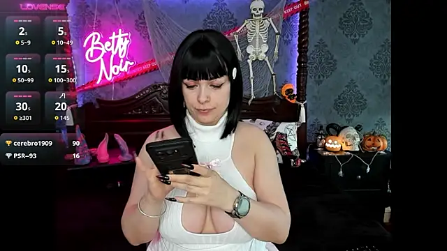 Snapshot of BettyNoir chatting on November 3, 11:11 am BettyNoir online show from November 3, 11:11 am