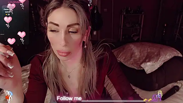 Snapshot of AnnieGOld_ chatting on February 15, 8:02 am AnnieGOld online show from February 15, 8:02 am