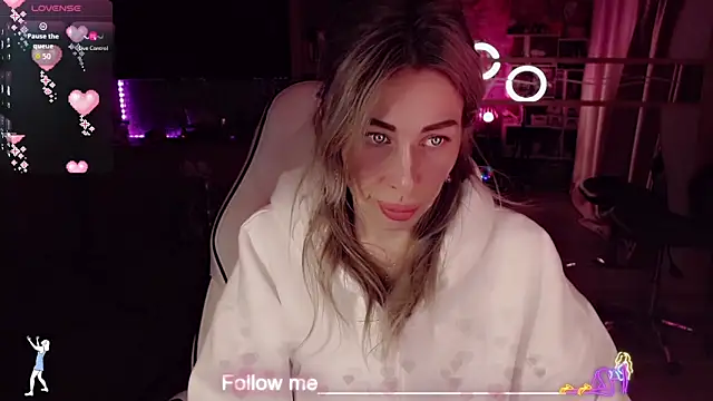 Snapshot of AnnieGOld_ chatting on February 28, 11:39 pm AnnieGOld online show from February 28, 11:39 pm