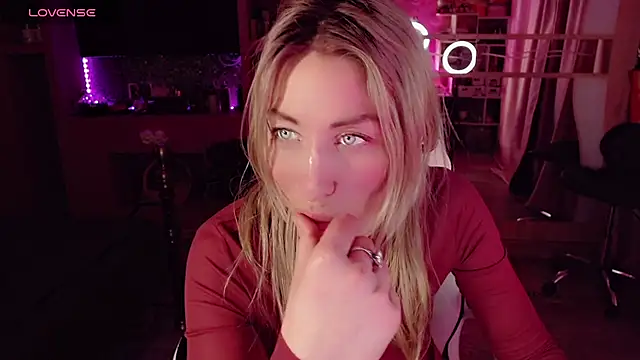 Snapshot of AnnieGOld_ chatting on April 20, 10:55 pm AnnieGOld online show from April 20, 10:55 pm