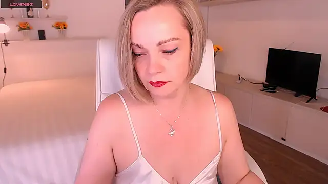 Tilly Eliot online show from November 12, 8:30 pm