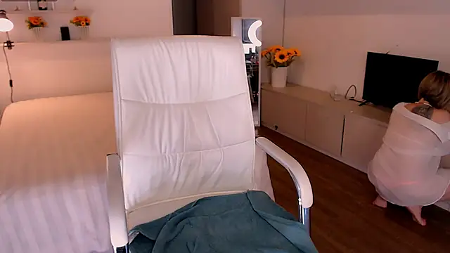 Tilly Eliot online show from December 4, 7:11 pm