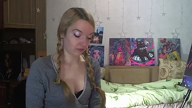 Snapshot of SecretSophia chatting on December 10, 2:28 pm SecretSophia online show from December 10, 2:28 pm