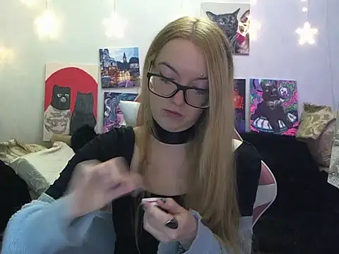 Snapshot of SecretSophia chatting on October 31, 1:12 pm SecretSophia online show from October 31, 1:12 pm