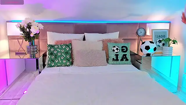 MiaMuse online show from June 20, 7:05 pm