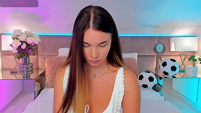 MiaMuse online show from July 5, 7:10 pm