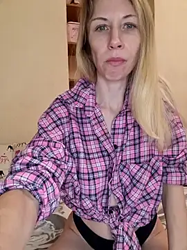 Snapshot of MissisMilk chatting on January 5, 8:00 pm MissisMilk online show from January 5, 8:00 pm