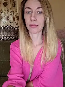 Snapshot of MissisMilk chatting on February 17, 10:07 am MissisMilk online show from February 17, 10:07 am