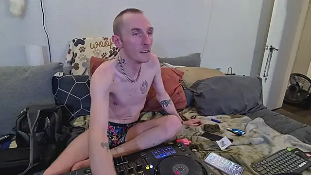 Snapshot of pyrowuff chatting on November 23, 8:47 am pyrowuff online show from November 23, 8:47 am