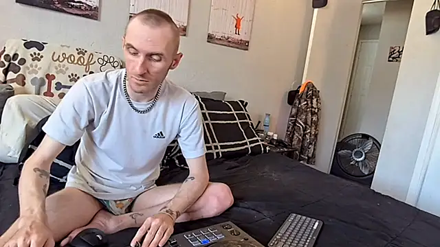 Snapshot of pyrowuff chatting on February 10, 9:52 pm pyrowuff online show from February 10, 9:52 pm