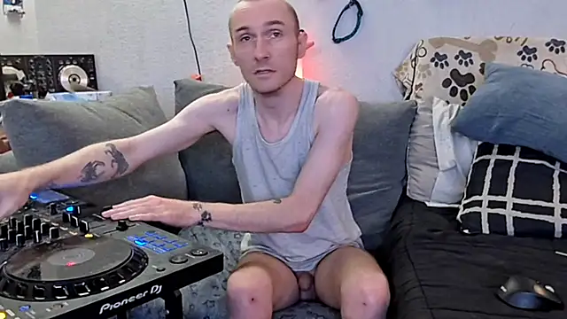 Snapshot of pyrowuff chatting on February 26, 9:52 am pyrowuff online show from February 26, 9:52 am