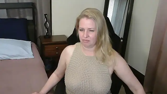 Snapshot of HollieBim chatting on May 11, 3:29 pm HollieBim online show from May 11, 3:29 pm
