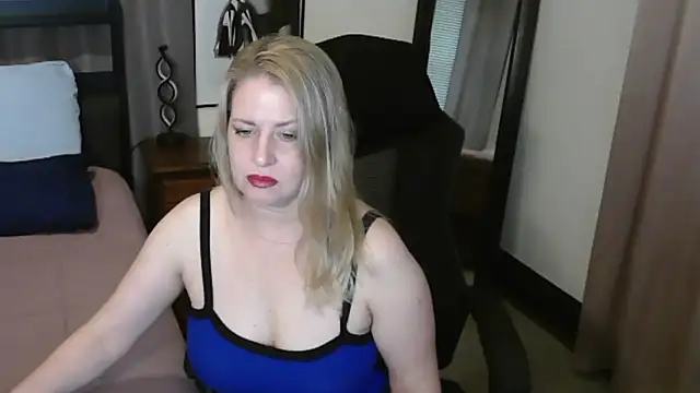 Snapshot of HollieBim chatting on May 21, 1:18 pm HollieBim online show from May 21, 1:18 pm